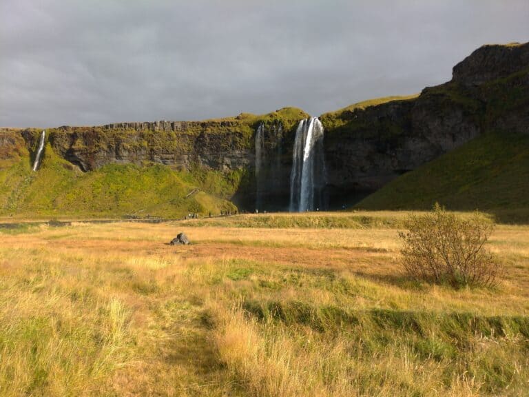 Cascata di Seljalandfoss in Islanda