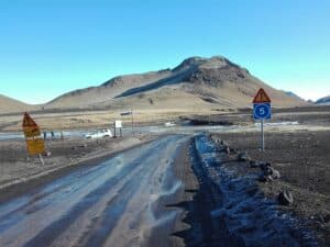 strada per landmannalaugar con fiume