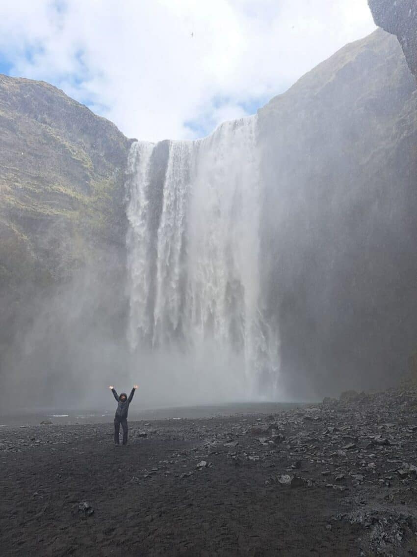 sotto alla cascata di Skogafoss