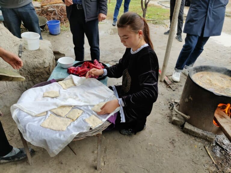 Bambina in un villaggio in Uzbekistan cucina cibo tipico