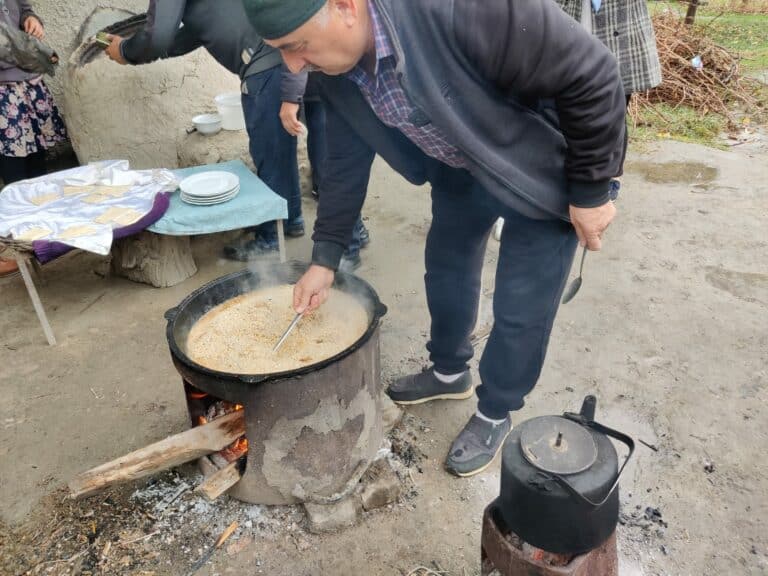 Cucinare il Plov riso asiatico in Uzbekistan