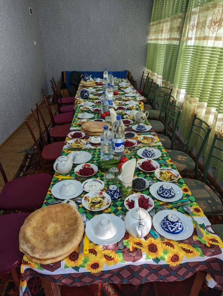 Cibi tipici in Uzbekistan su tavola in casa di famiglia locale