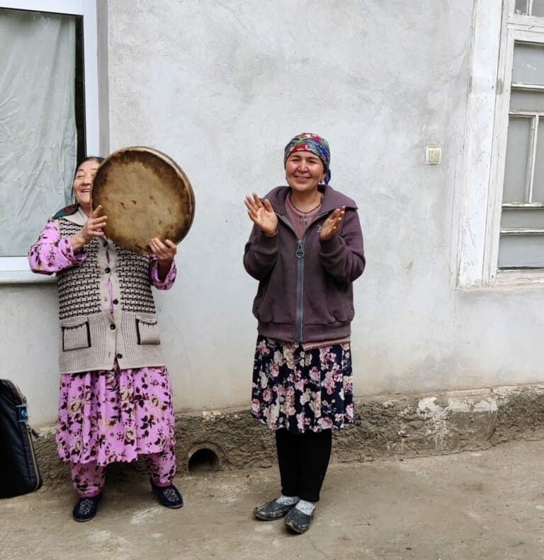 Donne cantano e suonano in un villaggio in Uzbekistan