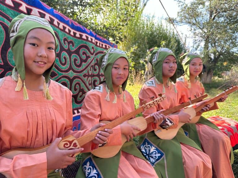 Ragazze che suonano in Kirghizistan