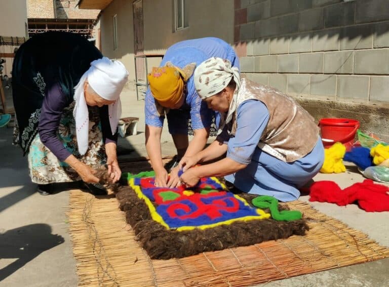 Lavorazione tappeti in feltro Kirghizistan