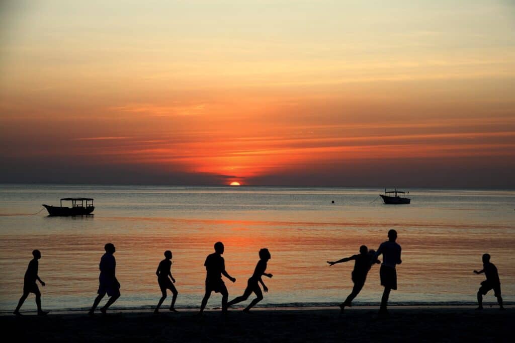 zanzibar bambini che giocano a calcio